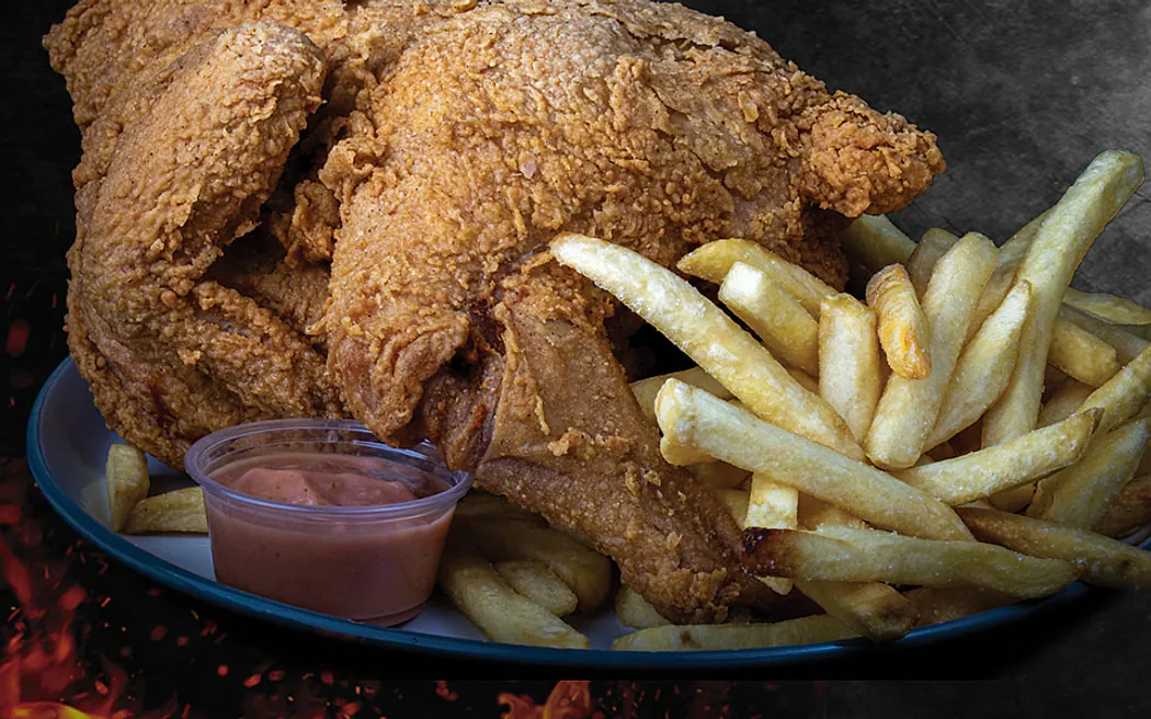 Pollo Frito Entero con Papas Fritas